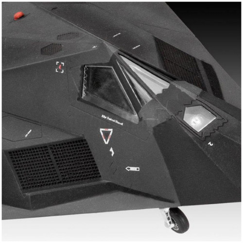 F-117A Nighthawk Stealth Fighter 1:72