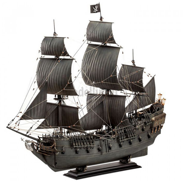 Revell 05699 - Kit La Perla Nera dei Pirati dei Caraibi 1:72